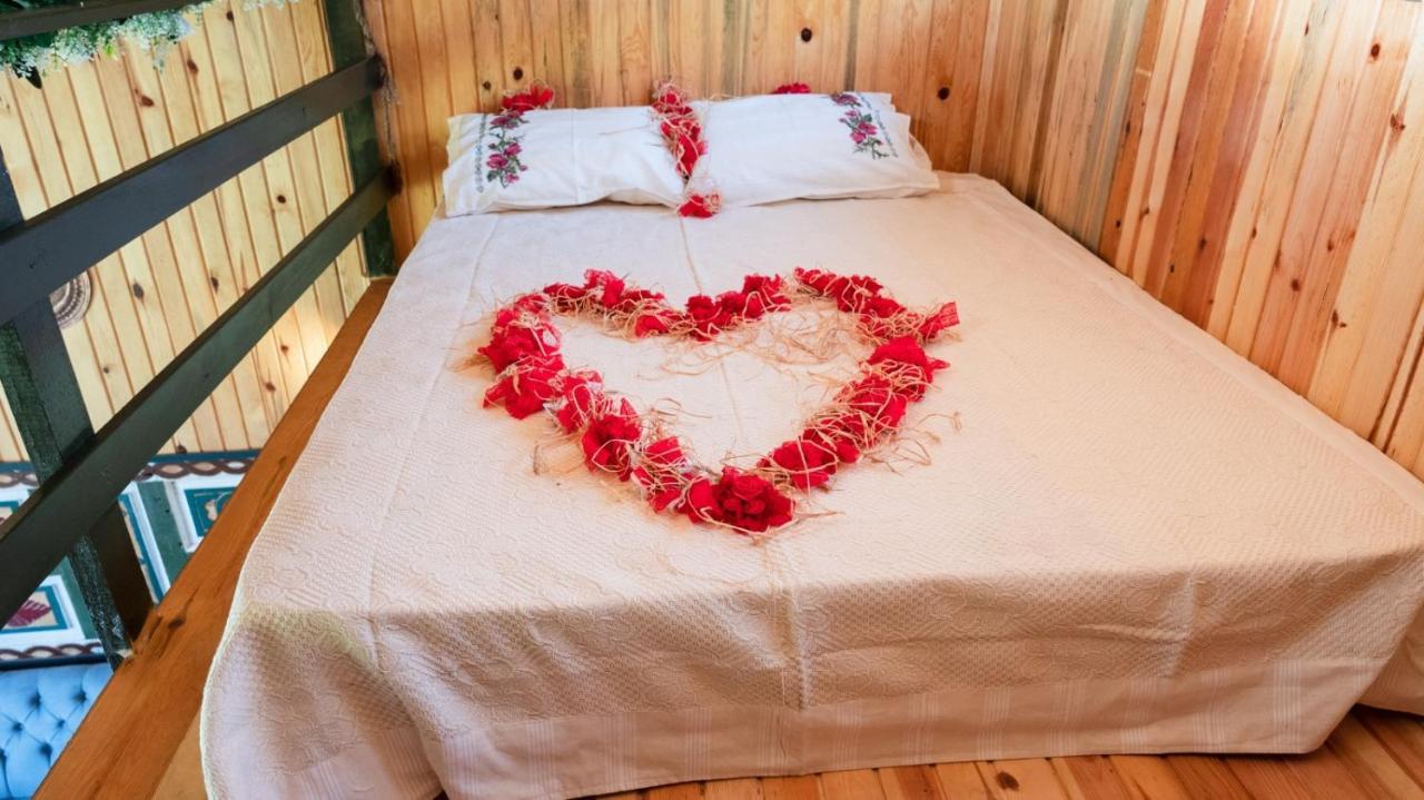 Serender Bungalov Bed and Breakfast Foça Exteriör bild